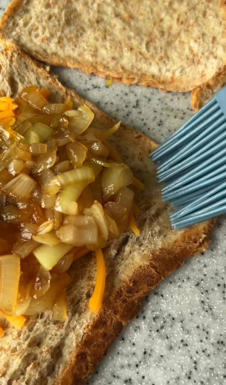 Ви ще такого не їли: рецепт незвичного сендвіча з сиром та карамелізованою цибулею